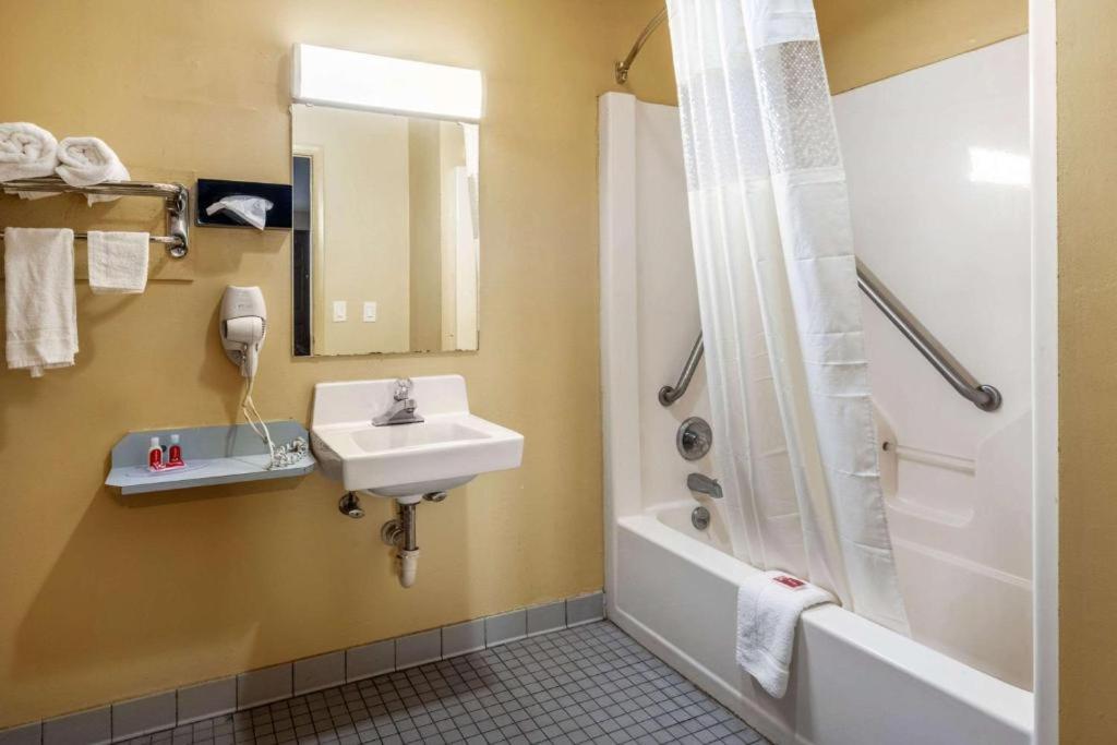 Southern Inn And Suites Spartanburg Kültér fotó