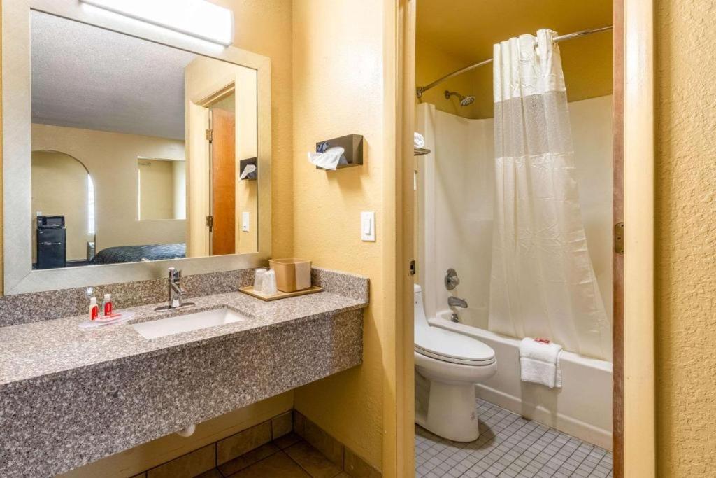 Southern Inn And Suites Spartanburg Kültér fotó